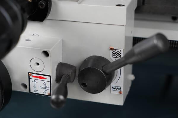 MasterTurn 2550G Токарный станок оснащен механизмом продольной и поперечной автоподачи 