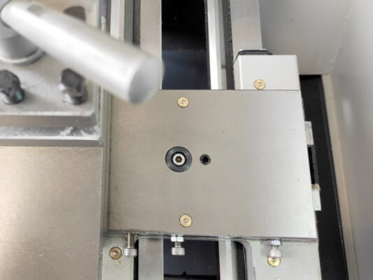 MML 2140V 38мм Наличие 6 тавотниц на суппорте токарного станка, позволяет оперативно обслуживать и смазывать суппорт, избежать износа направляющих и довольствоваться комфортной работой и плавным перемещением рукоятки 
