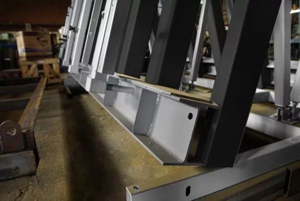 IRONMAC Press 150/HM  Усиленная нижняя опора  Рама сварена с применением базовой 20-й двутавровой балки  Балка дополнительно прострогана на поперечно-строгальном станке по металлу, благодаря чему достигается идеальная геометрия и угол прижима в 90...