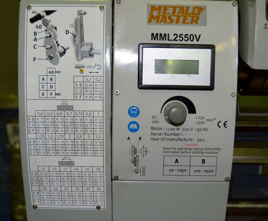 MML 250x550 V (2550 V) На станке установлено электронное бесступенчатое управление числом оборотов шпинделя  Данные о количестве оборотов шпинделя отображаются на цифровом дисплее на корпусе станка 