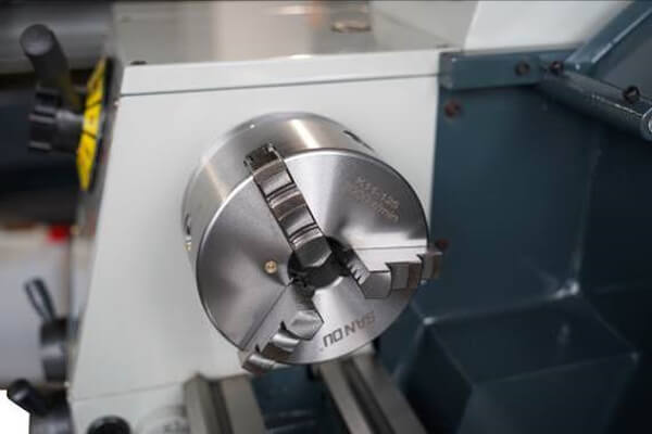 MasterTurn 2550G Модель оснащена трехкулачковым патроном диаметром 125 мм с обратными кулачками в комплекте 