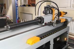IRONMAC IB-CNC  Автоматическая подача трубы  Сервопривод на узле подачи трубы обеспечивает точность ± 0,1 мм 
