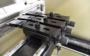 BOMEI HPB-P 200/3200  Пальцевые блоки заднего упора Необходимы для точного позиционирования листа оператором  Имеют в стандарте ручную регулировку по высоте (ось R) 