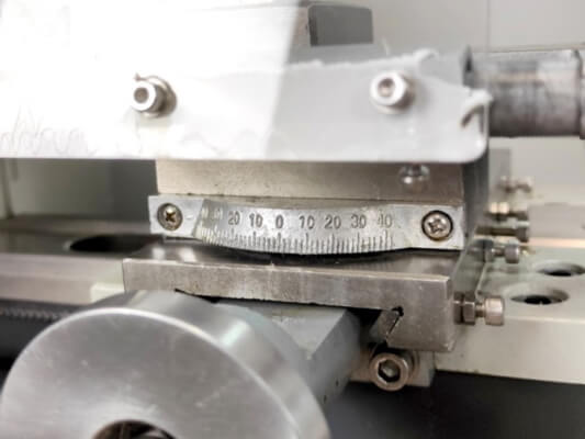 MML 2140V Наличие шкалы для определения угла поворота резцедержателя 