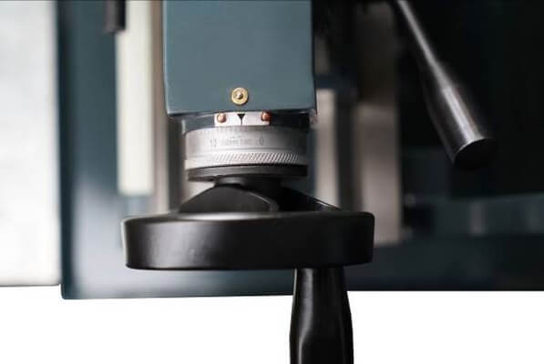 MasterTurn 2550G Цена деления лимба задней бабки составляет 0,025мм 