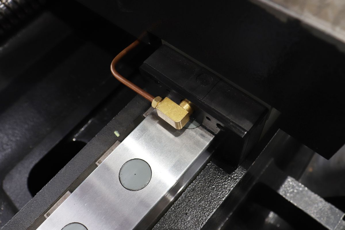 SPITZEN HMT-630  Оптические линейки и энкодер  Для увеличения точности обработки и для сохранения точностных показателей станка на долгие годы, в станке используются оптические линейки и энкодер поворота стола FAGOR/HIDENHAIN Оптичесикие линейки и...