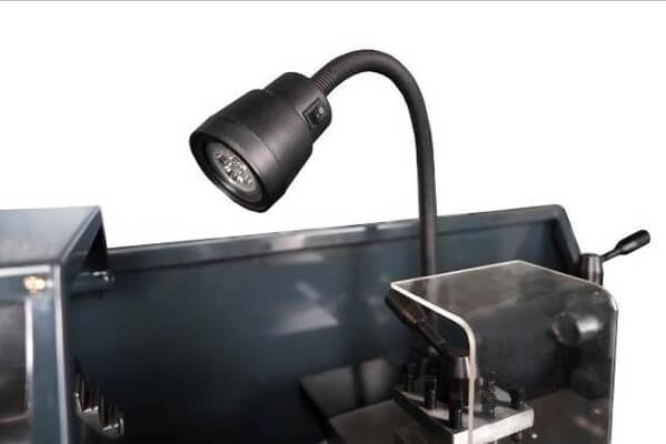 MasterTurn 2550G В стандартную комплектацию входит станочный светильник местного освещения 