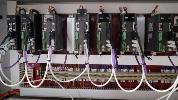 HOLD HB611GKH6X  Система управления сервоприводом Высокопроизводительный сервопривод с шиной и двигателем абсолютного значения, обладает высокой помехозащищенностью  Нет необходимости возвращаться к базовой точке, что позволяет избежать погрешност...