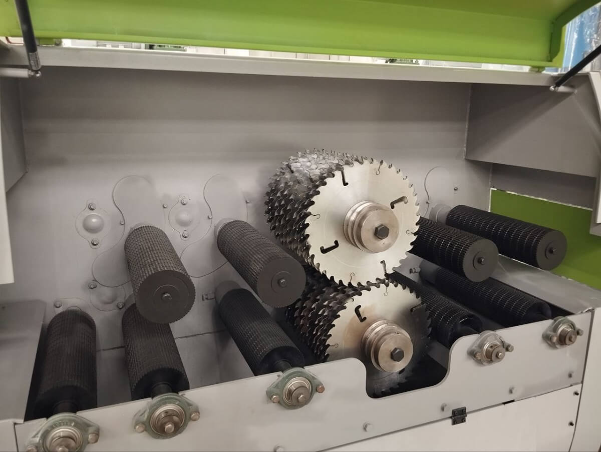 EcoWood MS-220  Вальцовая система подачи  В многопильных станках мод  EcoWood MS- 220 предусмотрена вальцовая система подачи  Она состоит из 5-ти нижних приводных рифленых вальцов и 4-х верхних приводных прижимных вальцов  Данная система подачи на...