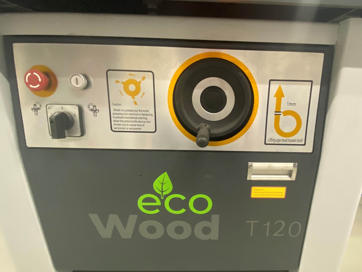 EcoWood  Панель управления  На передней панели станка расположен маховик подъема / опускания шпинделя, а также переключатель направления вращения шпинделя – реверс и кнопки включения и выключения 