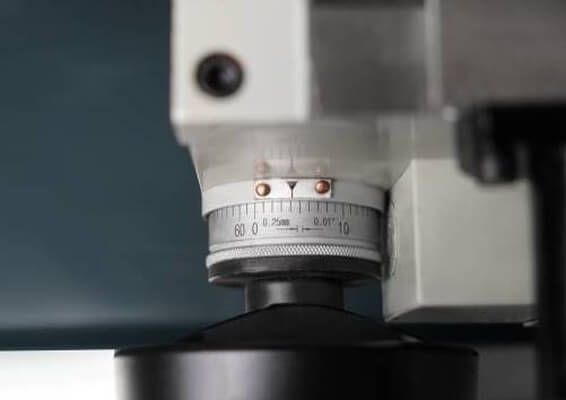 MasterTurn 2550G Цена деления лимба продольной подачи составляет 0,25 мм 