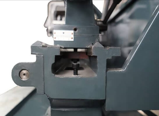 MasterTurn 2550G Ширина чугунной станины составляет 140 мм, что значительно увеличивает жесткость работы станка и влияет на точность обработки 