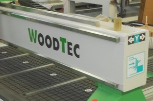 WoodTec CH 2030L 
 СТАЛЬНОЙ ПОРТАЛ 
 Конструкция портала выполнена из стальных труб прямоугольного сечения с толщиной стенок более 8 мм  дополнительно усиленных рёбрами жёсткости, что обеспечивает высокую жёсткость конструкции, точность обработк...